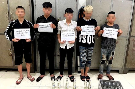 Các đối tượng tại cơ quan công an. (Ảnh: Công an Nghệ An cung cấp)