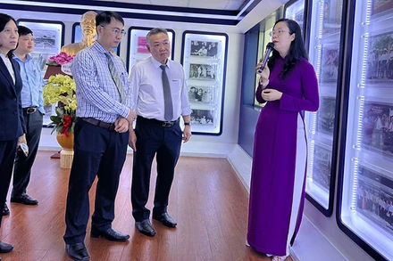 Lãnh đạo, cán bộ, công nhân viên tham quan, tìm hiểu “Không gian văn hóa Hồ Chí Minh”.