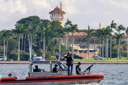 Mật vụ Mỹ tuần tiễu bằng xuồng qua dinh thự Mar-a-Lago của cựu Tổng thống Trump ở Palm Beach, Florida. (Ảnh: AP/TTXVN) 