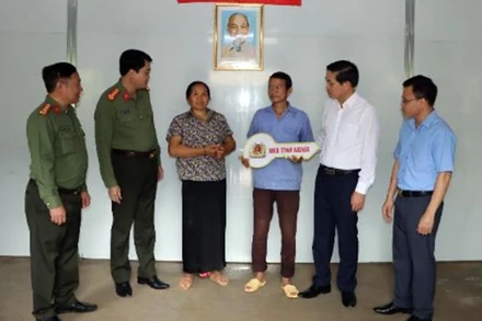 Các đơn vị bàn giao nhà cho gia đình anh Lò Văn Thắng.