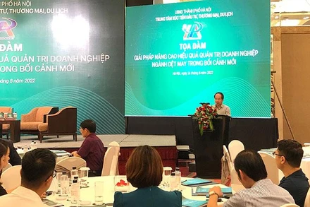 Các đại biểu trình bày tại Tọa đàm.