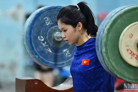 Mỗi ngày, tại Trung tâm Huấn luyện thể thao quốc gia Hà Nội, các thành viên đội tuyển Cử tạ Việt Nam vẫn bám trụ luyện tập với quyết tâm sẽ đem đến những thành tích vinh quang cho nước nhà trong kỳ SEA Games 32.