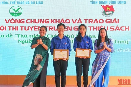 Ban tổ chức trao giải cho những đội đoạt giải. (Ảnh: BÁ DŨNG)