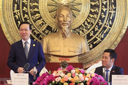 Chủ tịch nước Võ Văn Thưởng nói chuyện thân mật với cán bộ, nhân viên Đại sứ quán Việt Nam tại Bắc Kinh, Trung Quốc. (Ảnh: Thống Nhất/TTXVN)