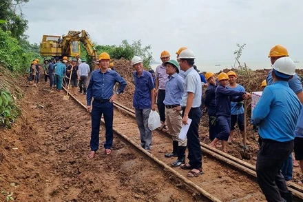 Đường sắt bắc-nam thông tuyến sau hơn 1 ngày gián đoạn vì mưa lũ 