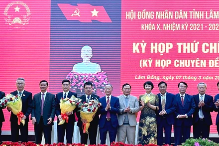 Đồng chí Nguyễn Khắc Bình (thứ 4, bên trái) và đồng chí Nguyễn Ngọc Phúc (thứ 5, bên trái), được bầu giữ các chức vụ chủ chốt của HĐND và UBND tỉnh Lâm Đồng khóa X. 