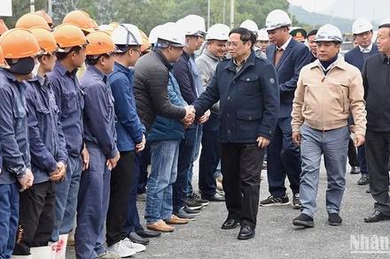 Thủ tướng Phạm Minh Chính đến Kiểm tra dự án cao tốc Mai Sơn-Quốc lộ 45 tại vị trí hầm Thung Thi, đoạn qua địa bàn xã Hà Lĩnh, huyện Hà Trung (Thanh Hóa). (Ảnh: TRẦN HẢI)