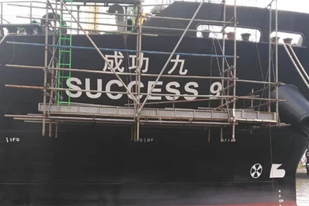 Tàu chở dầu Singapore thoát nạn sau khi bị cướp biển tấn công. (Nguồn: Mothership)