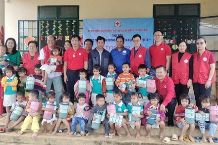 Hoạt động trao tặng sữa sẽ góp phần cải thiện dinh dưỡng cho trẻ em nghèo miền núi.