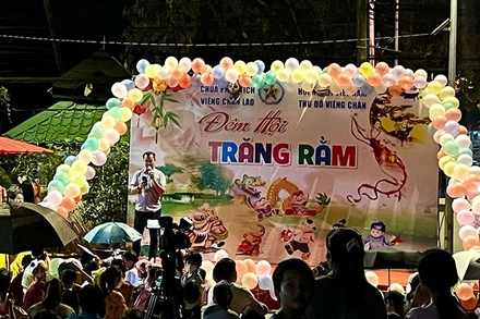 Trời có mưa nhỏ nhưng không làm giảm sự hào hứng của các em vui Tết Trung thu.