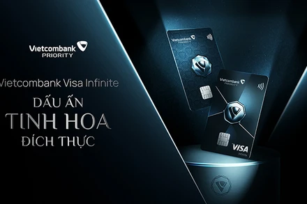 Hai thiết kế thẻ ấn tượng trên chất liệu kim loại là một trong những điểm nhấn tạo nên sự khác biệt của thẻ Vietcombank Visa Infinite.
