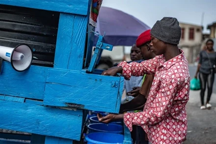 Người dân rửa tay nhằm ngăn chặn sự lây lan của bệnh đậu mùa khỉ ở tỉnh Bắc Kivu, Cộng hòa Dân chủ Congo. (Ảnh: THX/TTXVN)