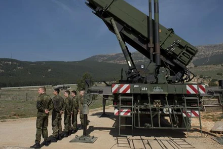 Binh sĩ Đức gác bên hệ thống tên lửa phòng không Patriot. (Ảnh: AFP/TTXVN)