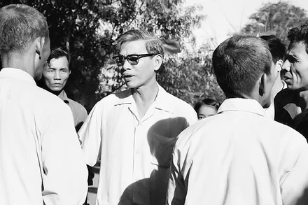 Đồng chí Võ Văn Kiệt đi thăm và nói chuyện với đồng bào tại các hòm phiếu trong huyện Củ Chi (25/4/1976).