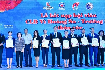 Đồng chí Trương Mỹ Hoa (thứ ba từ trái qua) trao giấy kết nạp hội viên Câu lạc bộ Vì Hoàng Sa-Trường Sa thân yêu cho các cá nhân.