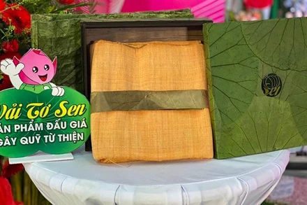 Mảnh vải lụa tơ sen khổ 1,4m × 3,5m được đấu giá 50 triệu đồng.