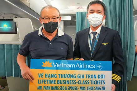 Vietnam Airlines tặng huấn luyện viên Park Hang Seo và phu nhân vé Thương gia trọn đời hành trình khứ hồi giữa Hàn Quốc và Việt Nam.