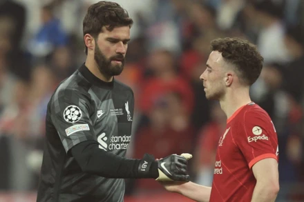 Alisson Becker và Jota vắng mặt ở trận gặp Man City. (Nguồn: Getty Images)