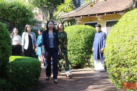 Phó Chủ tịch nước Võ Thị Ánh Xuân đến thăm Di tích Nhà lưu niệm Chủ tịch Hồ Chí Minh tại 112 Mai Thúc Loan, TP Huế.