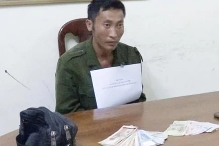 Đối tượng Giàng Dúa Lậu cùng tang vật khi bị bắt giữ.