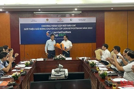 Ban Tổ chức gặp gỡ báo chí thông báo về giải.