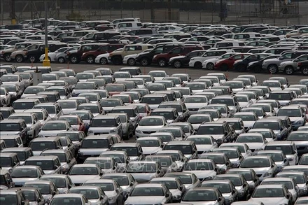 Ô tô nhập khẩu tại cảng Long Beach, California, Mỹ. (Ảnh: Getty Images/TTXVN)