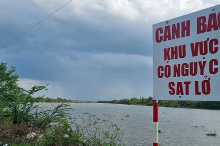 Ngành chức năng đã cắm biển cảnh báo tại khu vực có nguy cơ sạt lở cao, đoạn qua địa phận xã Phước Lại, huyện Cần Giuộc, tỉnh Long An. 