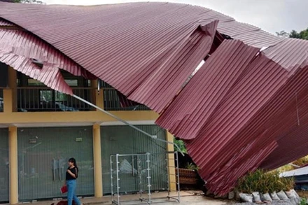 Một nhà xưởng sản xuất ở huyện Bạch Thông bị tốc mái. (Ảnh: Xuân Nghiệp)