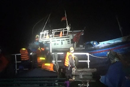 Lực lượng Cảnh sát biển ứng cứu tàu cá số hiệu QB-98084TS.