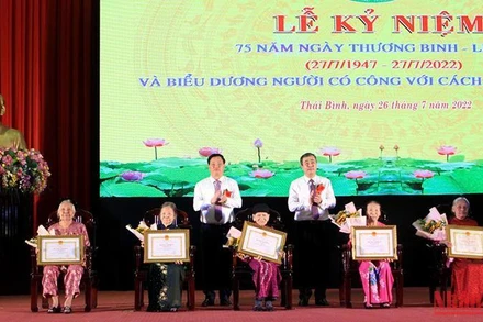 Lãnh đạo tỉnh Thái Bình trao Bằng khen cho các Bà mẹ Việt Nam Anh hùng đang sinh sống trên địa bàn.