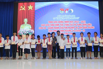 Học sinh dân tộc thiểu số có hoàn cảnh gia đình khó khăn tại huyện Châu Thành nhận học bổng Vừ A Dính.