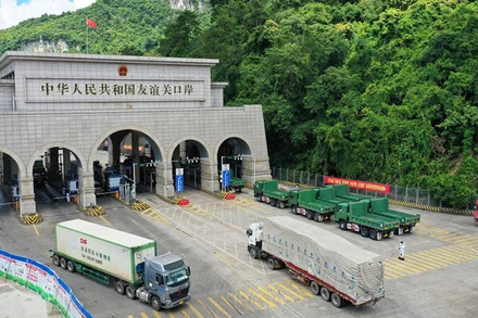 Thông quan hàng hóa tại cửa khẩu Hữu Nghị Quan, Quảng Tây, Trung Quốc. (Ảnh: Tân Hoa Xã)