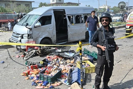 Cảnh sát gác tại hiện trường một vụ tấn công tại Karachi, Pakistan, ngày 19/4/2024. (Ảnh: AFP/TTXVN)