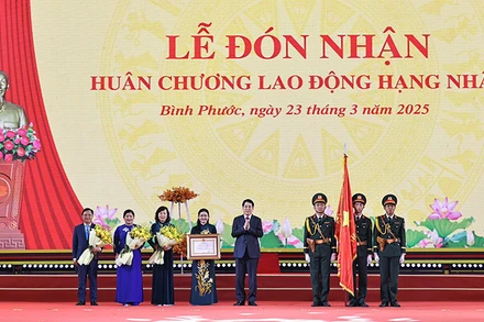 Chủ tịch nước Lương Cường đã trao tặng Huân chương Lao động hạng Nhất cho Đảng bộ, chính quyền và nhân dân tỉnh Bình Phước.