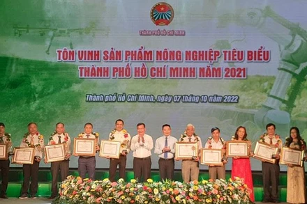 Các đơn vị, cá nhân có “Sản phẩm Nông nghiệp tiêu biểu Thành phố Hồ Chí Minh” năm 2021 được tôn vinh.