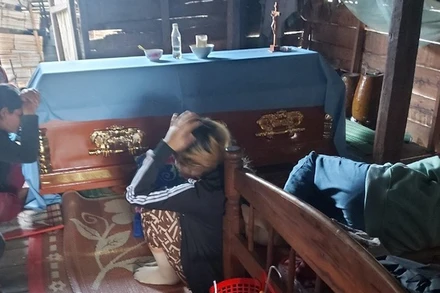 Gia đình lo hậu sự cho các cháu xấu số.