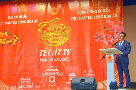 Đại sứ Vũ Lê Thái Hoàng phát biểu chào mừng các vị khách đến dự chương trình Xuân quê hương. (Nguồn: Đại sứ quán Việt Nam tại Áo)