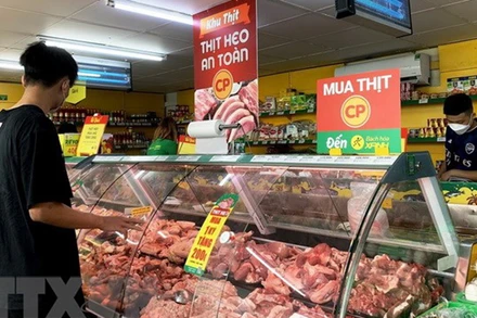 Khách mua thực phẩm trong siêu thị. (Ảnh: TTXVN)