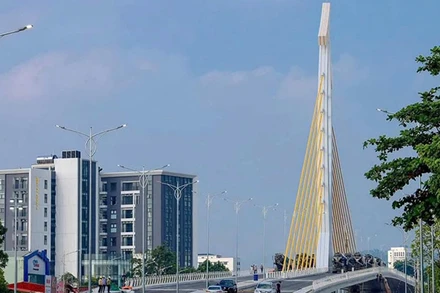 Cầu vượt đường sắt trên đường Nguyễn Tất Thành, thành phố Vĩnh Yên sắp hoàn thành.