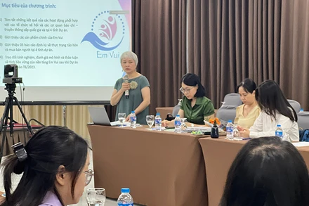 Tiến sĩ Khuất Thu Hồng giới thiệu dự án tại chương trình “Giới thiệu các sản phẩm của dự án Em Vui”.