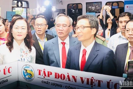 Đồng chí Vũ Đức Đam thăm một số gian trưng bày sản phẩm tại Hội nghị xúc tiến đầu tư tại tỉnh Bạc Liêu.