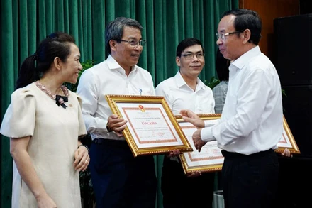 Bí thư Thành ủy Thành phố Hồ Chí Minh Nguyễn Văn Nên trao Bằng khen cho các đơn vị đạt thành tích xuất sắc trong công tác chăm lo Tết.