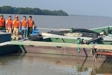 Các phương tiện bị lực lượng chức năng bắt giữ khi vận chuyển cát trái phép.