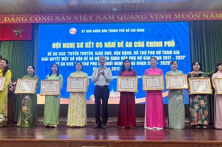 Lãnh đạo Thành phố Hồ Chí Minh tặng bằng khen cho các cá nhân, tập thể có thành tích xuất sắc khi thực hiện 2 đề án.