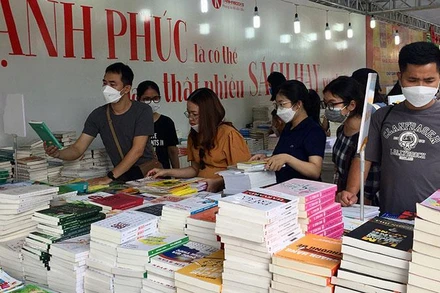 Đông đảo bạn đọc đến với Hội sách ngay sau Lễ khai mạc.