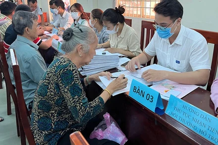 Huyện Củ Chi chi trả bồi thường cho người dân có đất bị thu hồi tại Dự án đường Vành đai 3.