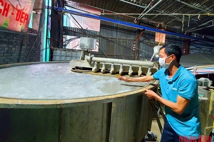 Hệ thống xử lý nước thải tuần hoàn của một cơ sở sản xuất giấy ở làng nghề giấy Phong Khê, thành phố Bắc Ninh (Bắc Ninh).