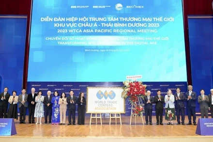 Các đại biểu tham dự diễn đàn chụp ảnh lưu niệm.