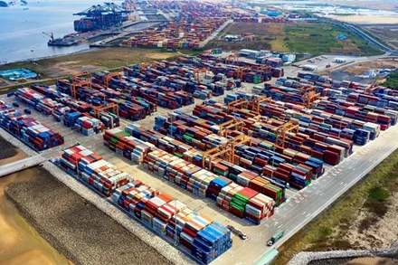 Các container hàng hóa tại Cảng Cái Mép. (Ảnh: Hồng Đạt/TTXVN)