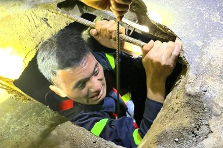 Cán bộ, chiến sĩ Phòng Cảnh sát phòng cháy chữa cháy và cứu nạn cứu hộ Công an tỉnh Đắk Lắk leo xuống giếng cứu nạn 2 cha con anh Nguyễn Văn Phương bị mắc kẹt dưới độ sâu 20m.
